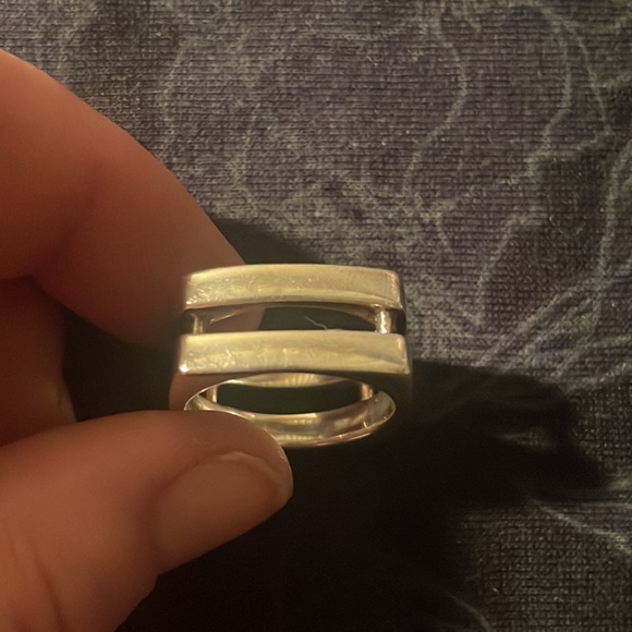 This sterling silver ring by Metalsmiths may have been worn once or twice. - Picture 3 of 10